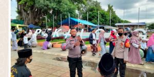 Tetap Aman Dan Kondusif, Sat Binmas Polres Pekalongan Kota Berikan Penling Di Alun-alun