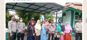 Setelah Vaksin, Masyarakat Ditraktir Bakso Oleh Pak Bhabin Kramatsari Kota Pekalongan