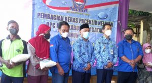 DPC HNSI Kabupaten Batang Salurkan Beras Paceklik Untuk Nelayan
