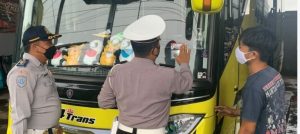 Ops Zebra Candi 2021, Satlantas Polres Pekalongan Tempel Stiker Imbauan Di Kendaraan Umum