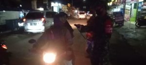 Babinsa Bandar Terus Ingatkan Warganya Patuhi Prokes