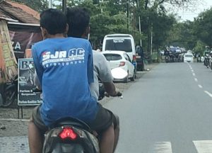 Inilah Aksi ! Polisi Yang Pergoki Pemotor Yang Tidak Memakai Helm