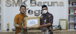 Wakil Ketua Komisi X DPR RI Dr. H. Abdul Fikri Faqih Serahkan Bantuan PIP di SMK Baruna Tegal