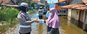 Jum’at Berkah, Polres Pekalongan Kota Bagikan Nasi Kotak Kepada Warga Terdampak Banjir Ditengah Pandemi Covid-19