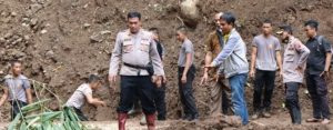 Pasca Putusnya Jembatan Penghubung Karanganyar – Lebakbarang, Polres Pekalongan Bersama Instansi Terkait Lainnya Bangun Jembatan Darurat