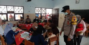 Pastikan Vaksinasi berjalan Aman dan Lancar Bhabinkamtibmas pantau Vaksinasi di SD N Bandengan 1 Kota Pekalongan