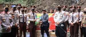 Peduli Bencana, Taruna Akademi Kepolisian Berikan Bansos Kepada Masyarakat Lebakbarang