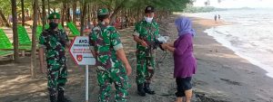 Tahun Baru Imlek,Pantai Jodoh Jadi Sasaran Koramil 03/Gringsing Beri Himbauan Prokes dan Bagikan Masker