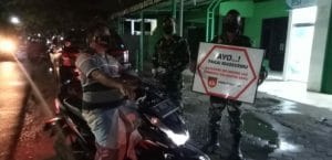 Tak Kenal Lelah, Meski Hujan Gerimis, Anggota Koramil 10/Batang Tetap Perketat PPKM