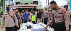 Tinjau Lokasi Banjir, Kapolres Pekalongan Bagikan Sembako Di Tempat Pengungsian