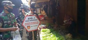 Babinsa Tetap Gencar Bagikan Masker Meski PPKM Turun Ke Level 1