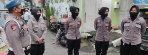 Patroli Polwan Berikan Imbauan Prokes, Juga Bagikan Masker Gratis