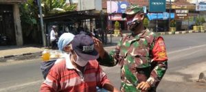 Tak Kenal Lelah, Anggota Satgas Covid Beri Himbauan Prokes dan Bagikan Masker