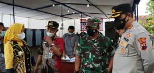 Pastikan Pilkades Serentak Berjalan Aman Dan Patuhi Prokes, Kapolres Pekalongan Bersama Forkopimda Tinjau TPS