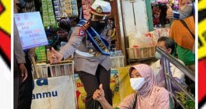 Operasi Keselamatan, Satlantas Polres Pekalongan Serbu Pasar Tradisional Untuk Bagikan Masker Gratis