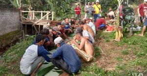 Kerja Bhakti Bersihkan Jalan Dan Pengurukan Sisi Jembatan Desa Tembok