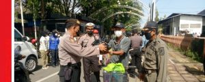 Operasi Keselamatan Candi 2022, Satlantas Polres Pekalongan Kota Bagi Masker Gratis