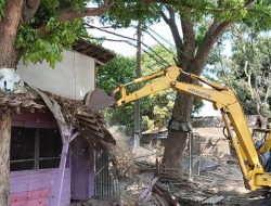 Pembongkaran Massal: Aparat Gabungan Tindak Tegas Bangunan Liar di Jalur Pantura