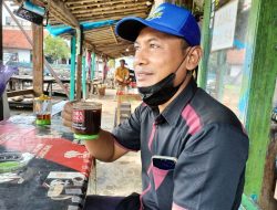 Menunggu Waktu Luang Sambil Minum Kopi