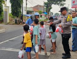 Bhabinkamtibmas Kauman, Polsek Batang Kota  Bripka Suhartono Bersama Warga Pesona Griya Bagikan Takjil 