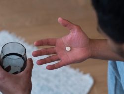 KECENDERUNGAN MASYARAKAT DALAM PEMAKAIAN ANTIBIOTIK KETIKA MENGALAMI GANGGUAN RINGAN 