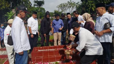 Sambut HPN 2025, PWI Jateng Ziarah Kubur ke Makam Dua Tokoh Pers