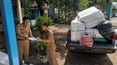 Dinsos Jateng Salurkan Bantuan Logistik untuk Korban Banjir di Batang