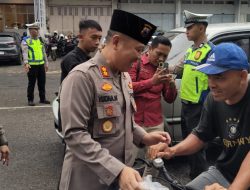 Bulan Suci, Polres Kota Pekalongan Bagikan Takjil 