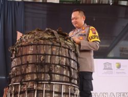 Polres Pekalongan Kota Amankan Kegiatan Pemotongan Lopis Raksasa Tradisi Syawalan 1446 H/2025