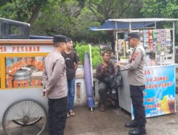Satbinmas Lakukan Binluh Kamtibmas Di Lokasi Wisata Religi Makam Sapuro