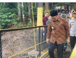 Bupati Batang Resmikan Jembatan Gantung Merah Putih Kambangan-Tombo