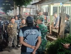 Jaga Kamtibmas, Babinsa Koramil 13/Banyuputih Bersama Banser Tinjau Pos Kampling, 