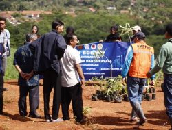 UNISS Batang Tanam Pohon Konservasi di Lereng Bukit Jrakahpayung
