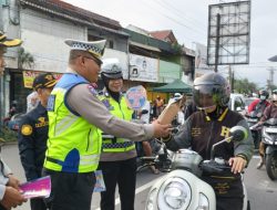 Petugas Gabungan Berikan Edukasi dan Bagikan Souvenir kepada Pengendara