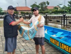 H Nur Untung Slamet Bantu 2 Unit Perahu Lomba Dayung 