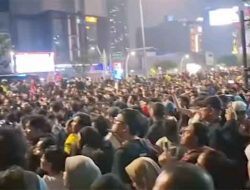 Bundaran HI Jadi Lautan Massa, Demo Mahasiswa Tetap Berlangsung hingga Malam