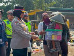 Kapolres Pekalongan Kota Salurkan Bantuan Kepada Petugas Kebersihan TPA Degayu