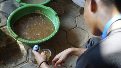Cegah Pencemaran Lingkungan, KKN Undip Dampingi UMKM Telur Asin di Kedungsegog