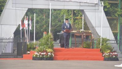 Bupati Batang Tunjukkan Kesetaraan, Ikuti Upacara HUT RI Tanpa Panggung Beratap