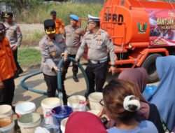 Aksi Peduli, Polres Pekalongan Kota Salurkan 12.000 Liter Air Bersih dan Layanan Kesehatan Bagi Warga Tegaldowo
